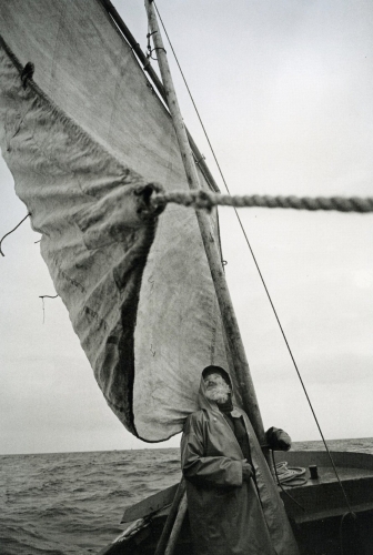 Le vieil homme et la mer, Saint-Quay- Portrieux, 1961 - Edouard Boubat.jpg