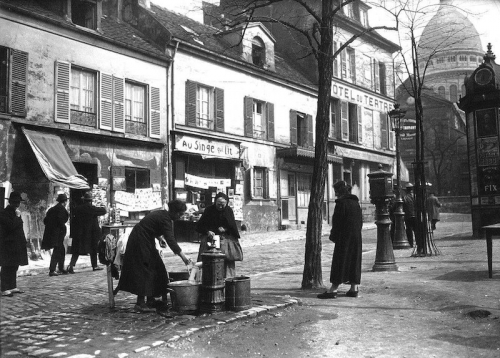 Femmes à la fontaine de la place du Tertre, Paris 1925.jpg